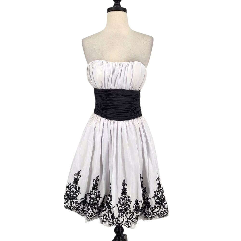 May Queen Y2K Strapless Mini Dress Ruched Waist Bubble Hem Embroidered